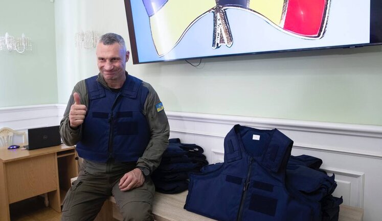 Брюссель передав 3000 бронежилетів для столичних медиків та рятувальників, які ліквідують наслідки російських обстрілів, - Кличко. ФОТО