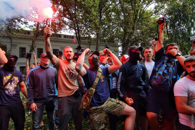 Трагедия в лагере Виктория: под зданием Одесской мэрии произошла серия потасовок, задержаны несколько активистов 07