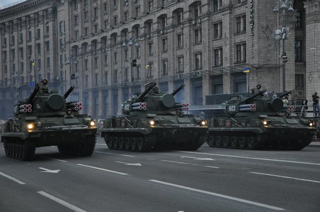 Від Точки-У до Джавелінів: вражаючі кадри 250 одиниць бойової техніки на Хрещатику 40