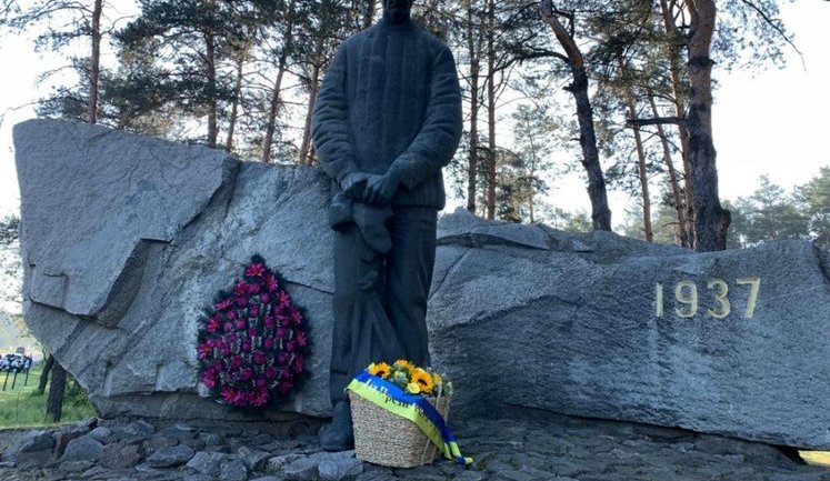 Зеленський вшанував пам'ять жертв політичних репресій: Схиляємо голови перед тими, хто пережив пекло. ФОТО