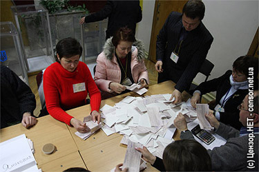 Президентские выборы 2010. Подсчет голосов. Фото Алексея Перкина, Цензор.НЕТ