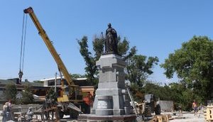 "Катьку установили": оккупанты водрузили памятник Екатерине II в Симферополе. ФОТО