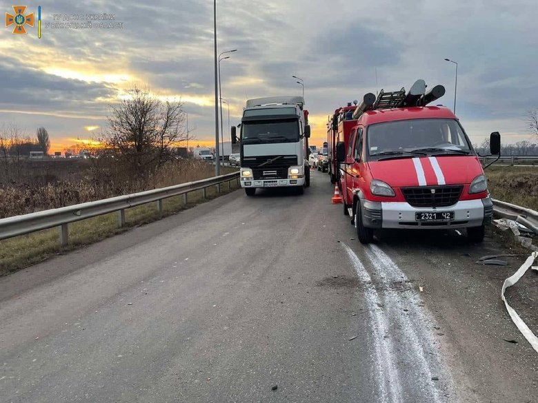 Автоцистерна з аміаком перекинулася поблизу Вінниці, - ДСНС 04