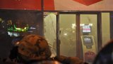 Активисты разбили окна в киевском здании "Альфа-банка". ВИДЕО
