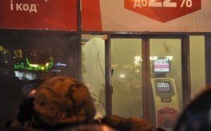 Активисты разбили окна в киевском здании "Альфа-банка". ВИДЕО