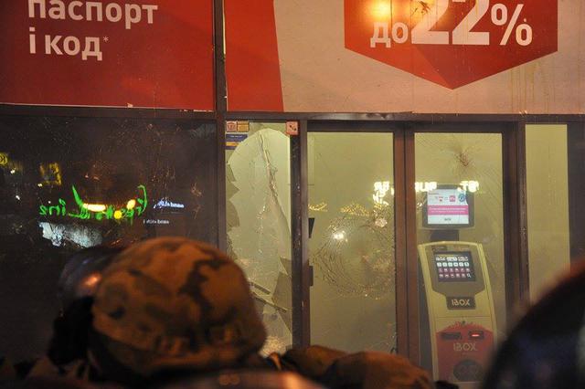 Добровольчий Рух ОУН на честь Дня українського добровольця закидав офіс компанії Ахметова і відділення Альфа-банку камінням (оновлено) 13