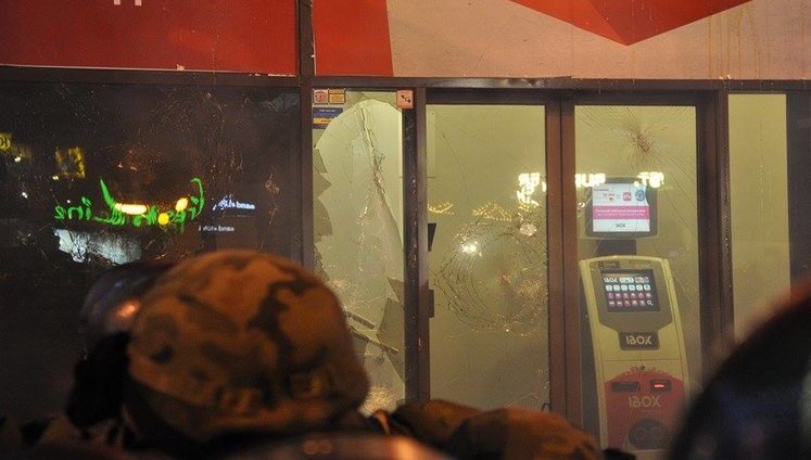 Активисты разбили окна в киевском здании "Альфа-банка". ВИДЕО