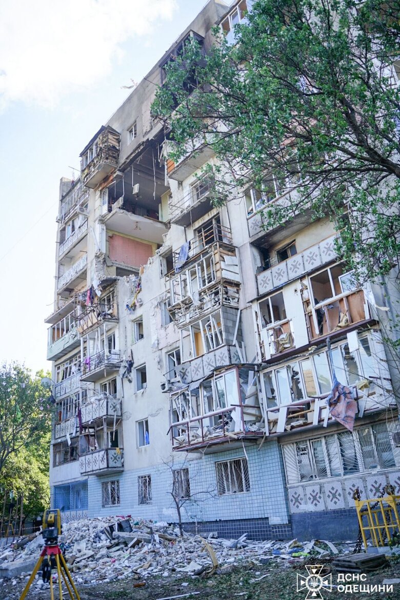 Пошуково-рятувальні роботи на місці дронового удару в Одесі закінчені