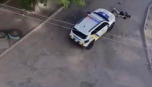 Поліціянти переїхали чоловіка, який під час мобілізації ліг на асфальт у Кам’янському: його госпіталізували. ВIДЕО