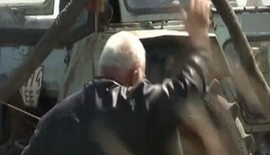 "За курганом лупонули вчора - в мій зріст воронка. Їдь. За бугор станемо. Ну їх на##й", - жителі Донбасу під обстрілами намагаються сіяти поля. ВIДЕО