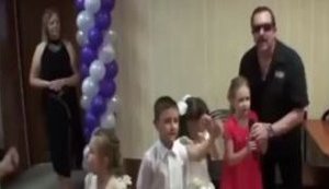 "Аттестат в крови, по бокам конвой, а меня везут под сирены вой", - солист "Бутырки" и дети поют песню на празднике в российском детсаду. ВИДЕО