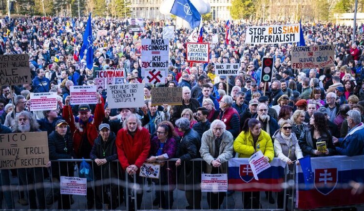 У понад 40 містах Словаччини знову відбуваються протести проти проросійської політики Фіцо. ФОТО