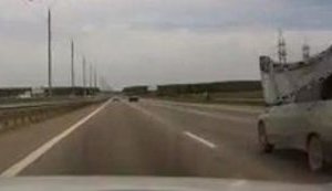 Автовазовский конфуз: С гордости российского автопрома на ходу срывает капот. + ВИДЕО.