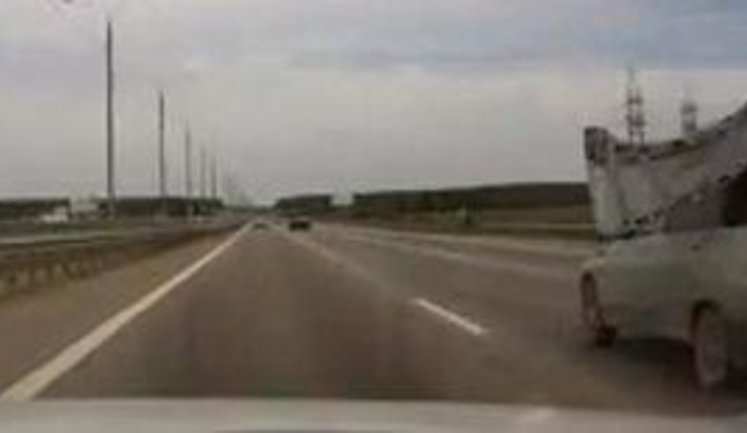 Автовазовский конфуз: С гордости российского автопрома на ходу срывает капот. + ВИДЕО.