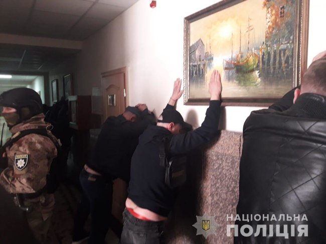 Бизнесмен с титушками ворвался в одесский облавтодор с угрозами и требованиями к руководству: их задержала полиция 02