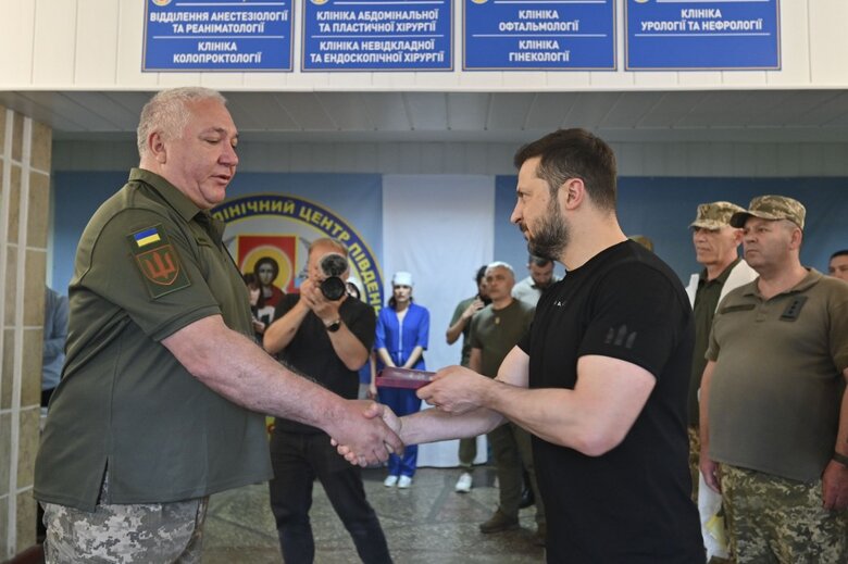 Zelenskyy visits wounded soldiers in Odesa and gives awards 10