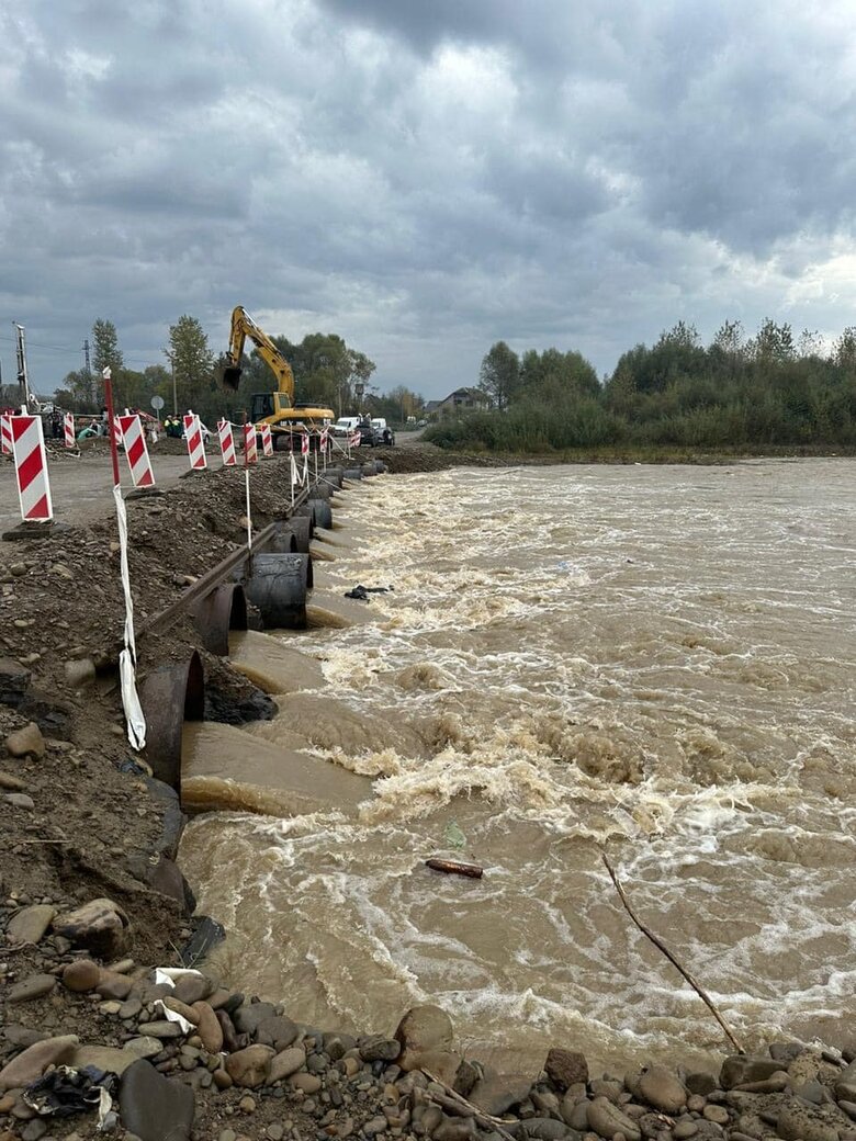 На Закарпатті зупинили рух державною трасою: вода підмила міст 04