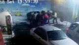 На заправке в Киеве произошла массовая драка водителей из-за очереди. ВИДЕО