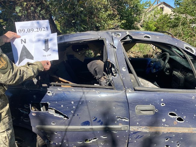 Наслідки російського обстрілу Кряківки із застосуванням ствольної 122-мм артилерії. Пошкоджено житловий будинок і автомобіль 02