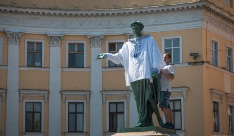 Duke monument in Odesa dressed in vyshyvanka. PHOTOS