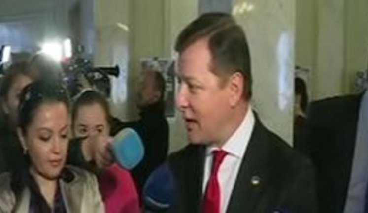 "Парламент, НАБУ і Генпрокуратура імпотентні. Ми дамо їм віагри", - Ляшко приніс до Верховної Ради розкладачку. ВІДЕО
