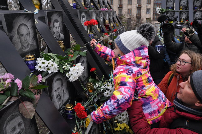 Поминальный молебен прошел на аллее Героев Небесной Сотни в Киеве 21