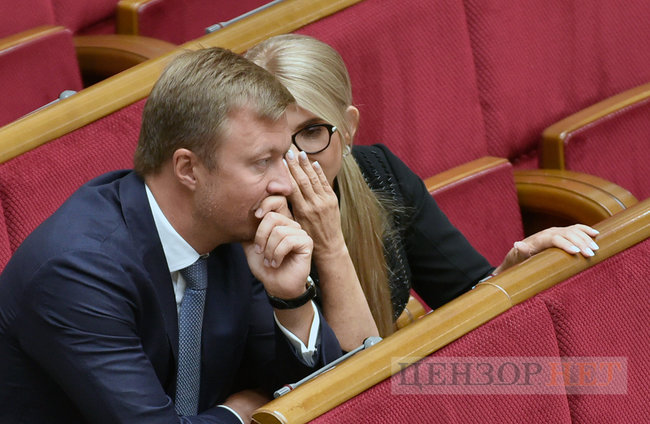 Усі обіймаються та обмінюються любязностями, Тимошенко шепочеться, Порошенко задумливий, Разумков розводить руками, - день роботи Ради 7 вересня 14
