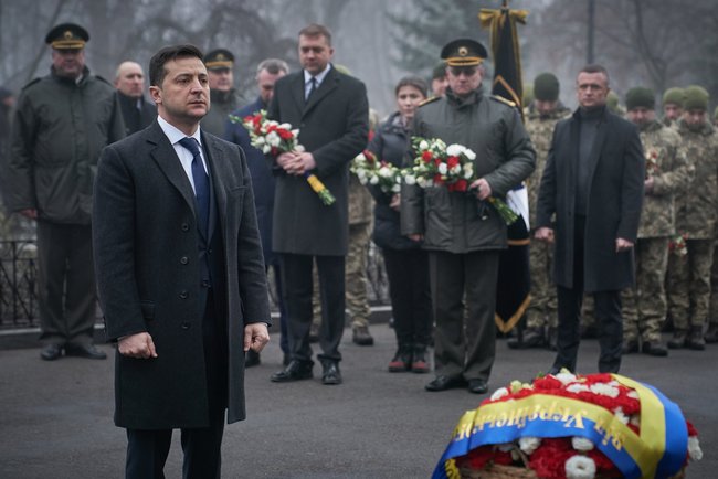 President Zelenskyi lays flowers at Kruty Heroes Memorial 01