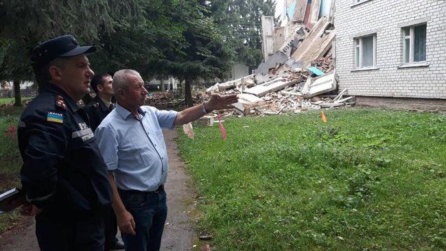 Часть пятиэтажного общежития аграрного техникума обрушилась на Житомирщине, - ГСЧС (обновлено) 03