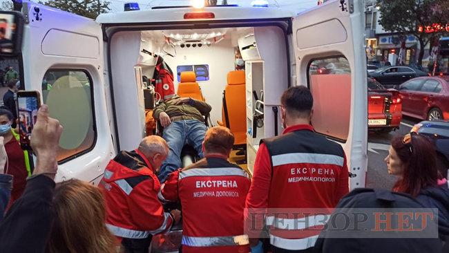Учасники акції на підтримку Антоненка намагалися перешкодити виїхати машині із заарештованим з подвір’я суду 30 Учасники акції на підтримку Антоненка намагалися перешкодити виїхати машині із заарештованим з подвір’я суду 30