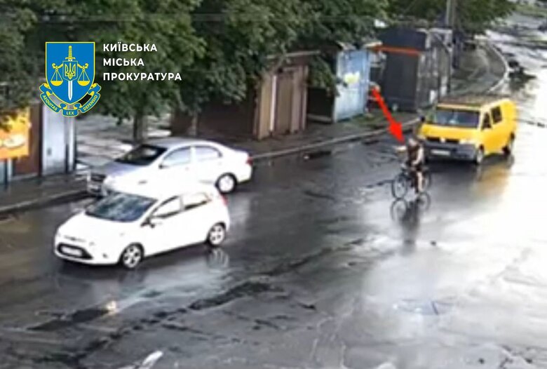 мужчина стреляет в машину волонтерки Дворецкой