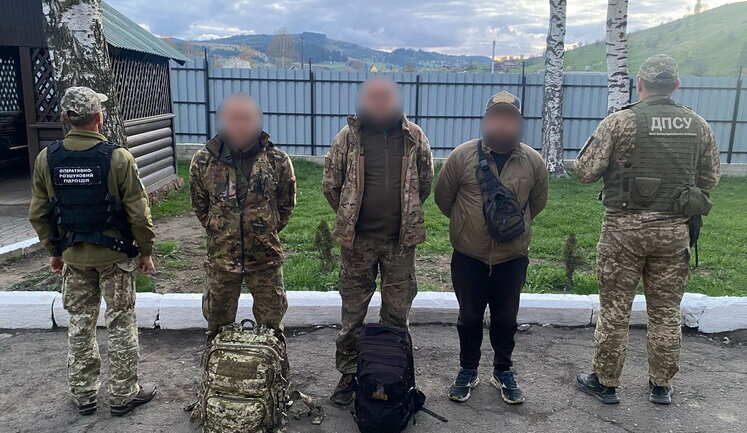 Через горы в Румынию: на Буковине фотоловушка зафиксировала троих жителей Черкасской области, - ГПСУ. ФОТОрепортаж
