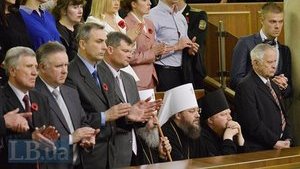 Representatives of Ukrainian Orthodox Church (Moscow Patriarchate) kept their seats when President Poroshenko read out the names of the Heroes of Ukraine. PHOTOS