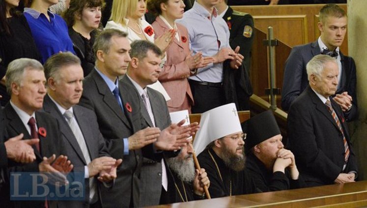 Representatives of Ukrainian Orthodox Church (Moscow Patriarchate) kept their seats when President Poroshenko read out the names of the Heroes of Ukraine. PHOTOS