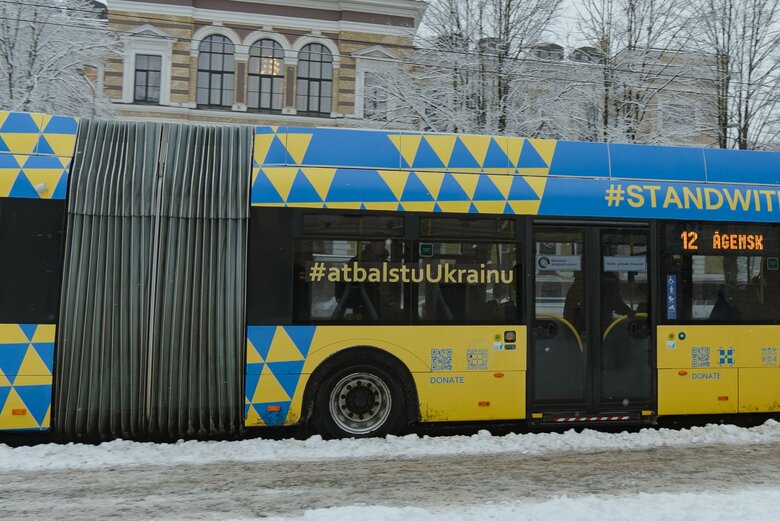 К годовщине вторжения РФ в Риге запустили троллейбус с украинским дизайном 05