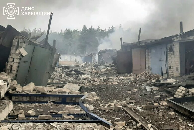 РФ обстріляла Ківшарівку: Згоріли 8 гаражів та авто