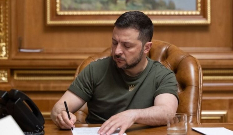 Зеленский подписал закон о продлении перехода на украинский язык для школ с языками ЕС