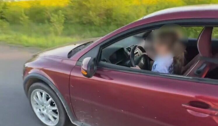 Батько дозволив малолітній доньці керувати автівкою на Львівщині: його притягнули до відповідальності