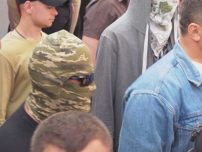 Неизвестные разгромили киоски возле Лесной, где избили пенсионера. Произошли столкновения с полицией 14