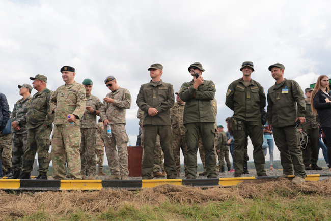 Международные военные учения Rapid Trident-2018: военное командование стран-участниц посетило маневры 05