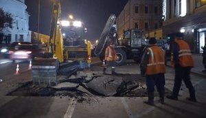 Асфальт в центре Киева провалился из-за прорыва трубы, - Киевавтодор