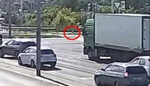 Український дрон "обирає" вантажівку у потоці автомобілів на дорозі у Бєлгороді та атакує ціль. ВIДЕО камер спостереження