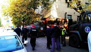 К "Госгеонедрам", где протестуют шахтеры Сухой Балки, подогнали автозаки. ФОТО