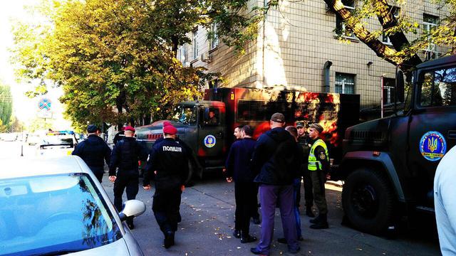 К Госгеонедрам, где протестуют шахтеры Сухой Балки, подогнали автозаки 01 К Госгеонедрам, где протестуют шахтеры Сухой Балки, подогнали автозаки 01
