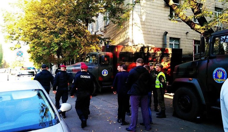 К "Госгеонедрам", где протестуют шахтеры Сухой Балки, подогнали автозаки. ФОТО
