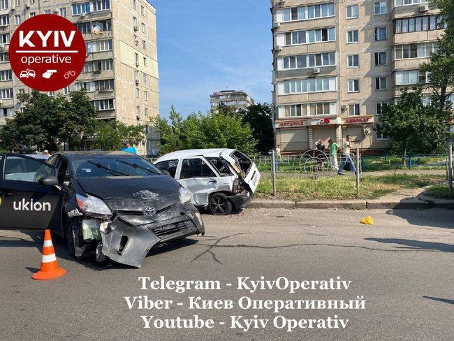 Пытался проскочить на красный: в Киеве таксист-нарушитель устроил масштабное ДТП, двое пострадавших 03