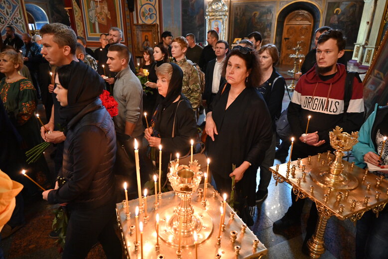 Із бойовим медиком Євгеном Бешлягою, який загинув під Бахмутом під час здійснення евакуаційної місії, попрощалися у Києві 40