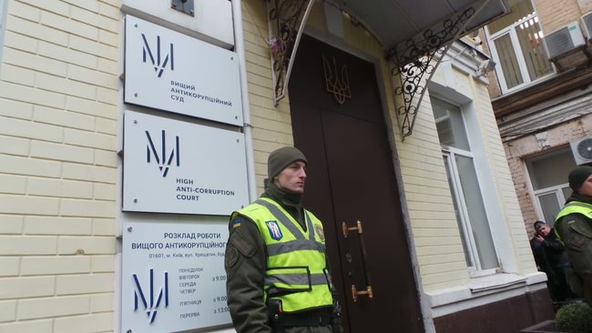 Корупціонер на смітті: под ВАКС проходит акция против Садового 06