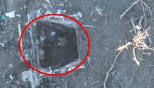 Россиянин в окопе берет в руки гранату Ф-1, которую ему сбросил украинский дрон, и взрывается. ВИДЕО