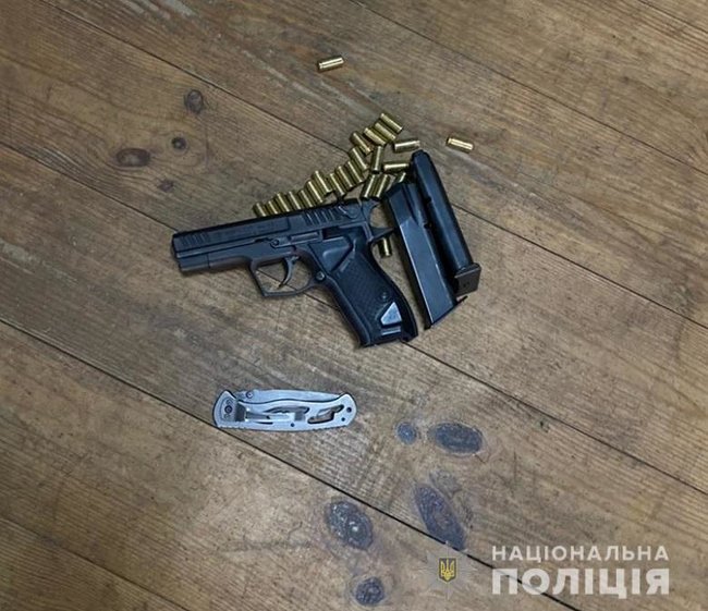 У приміщенні, де, за твердженням Нацкорпусу, перебували тітушки ОПЗЖ, поліція вилучила кілька одиниць зброї і гранати 02